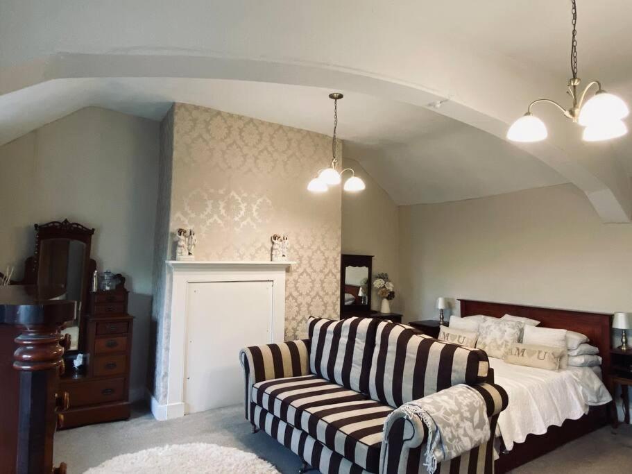 Farmhouse Cottage Set In Beautiful Countryside Oswestry Bagian luar foto